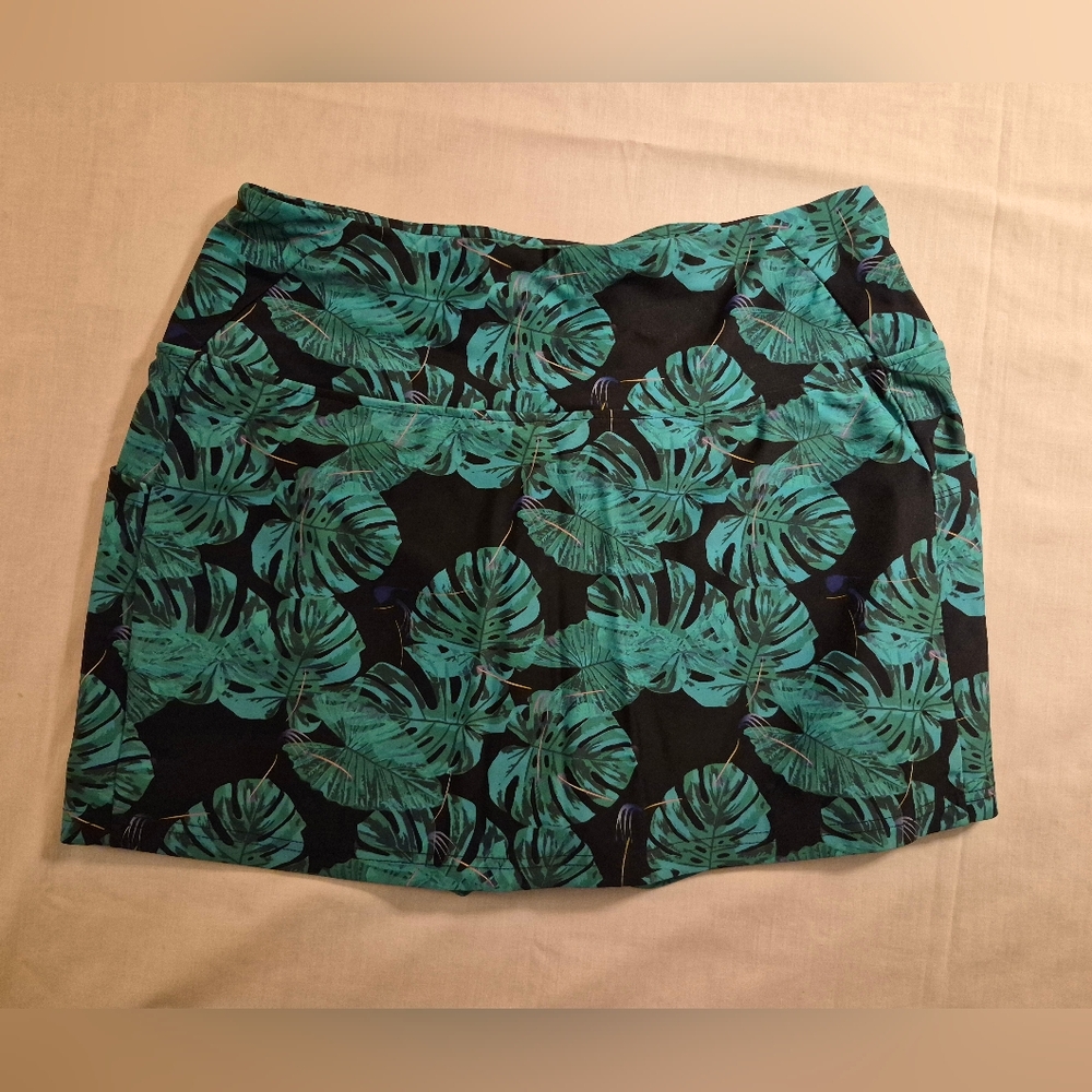 NWT Soothfeel Tropical Leaf Print Green And Black SKORT Size L Tennis,Swim, Golf